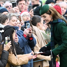 Kate Middleton rozdávala autogramy.
