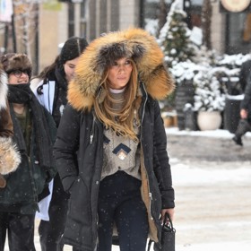 J.Lo už stihla v Aspenu vystřídat celou řadu ukázkových zimních outfitů. Ani na horách jí ale nechybí luxusní kabelka značky Dior.