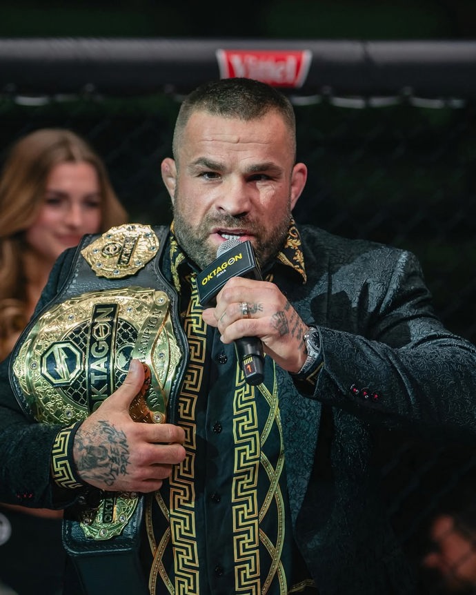 FOTO: Karlos Vémola měl v minulosti svého soupeře zranit. – stránka 210