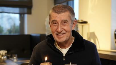 FOTO: Politik Andrej Babiš zapálil první svíčku na adventním věnci.