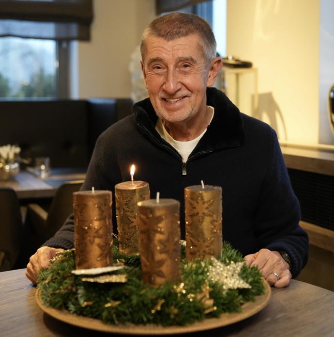 FOTO: Politik Andrej Babiš zapálil první svíčku na adventním věnci. – stránka 408