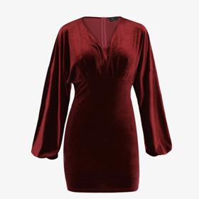 Mezi top materiály letošní party sezony patří ale také samet. Ten v bordó tónu vypadá neodolatelně a mini šaty s dlouhými rukávy ušité právě ze sametu pořídíte u značky faina za 5 599 Kč. 