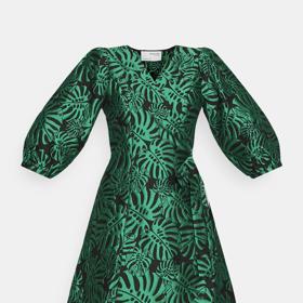 Rozšířený střih a široké dlouhé rukávy zdobí i šaty se vzory od značky Selected Femme za 2 640 Kč.