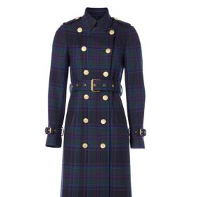 Kate MIddleton už několik let nosí tento vlněný model tartanového trenčkotu britské značky Holland Cooper. Stejný si můžete pořídit v přepočtu za přibližně 25 000 Kč.