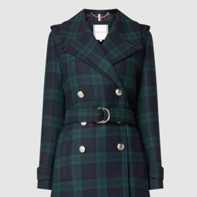 Tartanový trenčkot z vlny najdete také u značky Tommy Hilfiger. Jeho cena je 7 199 Kč.