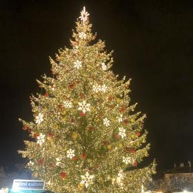 Pražské Staroměstské náměstí je tradičním a velmi vyhledávaným dějištěm adventních trhů.