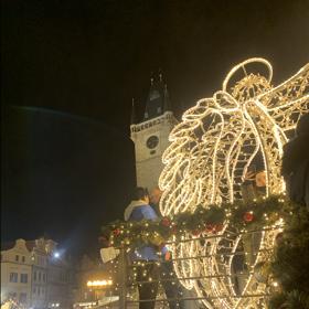Dění na vánočním tržišti můžete sledovat z vyvýšené lávky. Využít ji lze také k fotografování, jen si na ni samozřejmě vystojíte frontu.