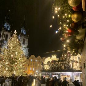 Atmosféra vánočních trhů na Staroměstském náměstí v centru Prahy