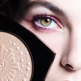 Šarlatové odstíny rudé jsou jedním z trendů, které kralují současným dekorativním druhům kosmetiky. Neminuly ani věhlasnou značku Chanel.