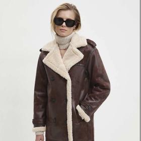 Hnědý kabát s povrchem připomínajícím broušenou kůži, Answear Lab, 2 299 Kč