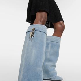 Předobrazem současného trendu manžetových kozaček je nejspíš tento model Givenchy Shark boots. V nejnovější kolekci značky je najedete třeba v tomto provedení z denimu. Cena se blíží 50 000 Kč. 