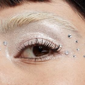 Ledový trend je jako stvořený také pro party look. Stačí přidat na třpytu a nemusíte se bránit ani zářivým krystalům.