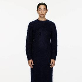 Odvážnější varianta mohérových šatů si zaslouží nositelku drobnější postavy. Na věku ani v tomto případě ale příliš nezáleží. Šaty Arket, 2 490 Kč