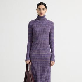 Základní nadčasový střih úpletových šatů s rolákem má široké využití i napříč věkovými kategoriemi. Oceníte decentní barevnost, pohodný rolák i mírně se rozšiřující siluetu šatů. Lindex, 1 499 Kč