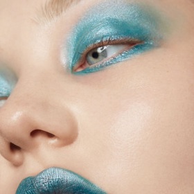 Dramatický efekt vykouzlíte nejen očima, ale i rty vyladěnými do ledových tónů.