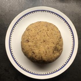 Po zpracování všech surovin vytvoříte kompaktní těsto, které se mírně lepí. Nepřidávejte mouku, je to zbytečné. Těsto dejte vychladit do lednice, než s ním budete pracovat. Není potřeba, aby tam odpočívalo dlouho, můžete začít pracovat v podstatě za pár minut.