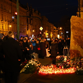 Lidé se sešli u budovy Filozofické fakulty.