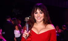 Ewa Farna se svou soškou.