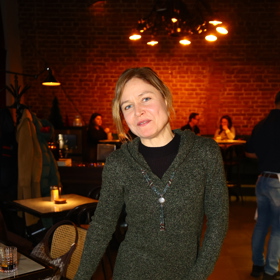 Zuzana Zlatohlávková ozvláštnila pleteninové šaty ještě bižuterií.