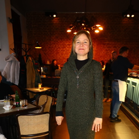 Herečka Zuzana Zlatohlávková oblékla extra dlouhé pleteninové šaty.