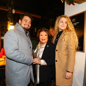 Jiřina Bohdalová s vnukem Vojtou a jeho ženou Helenou.