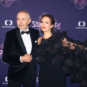 Moderátoři Marek Eben a Tereza Kostková.