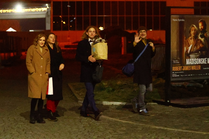 FOTO: Patrik Hartl odcházel v doprovodu své ženy, syna a taneční partnerky Terezy Pruckové. – stránka 8