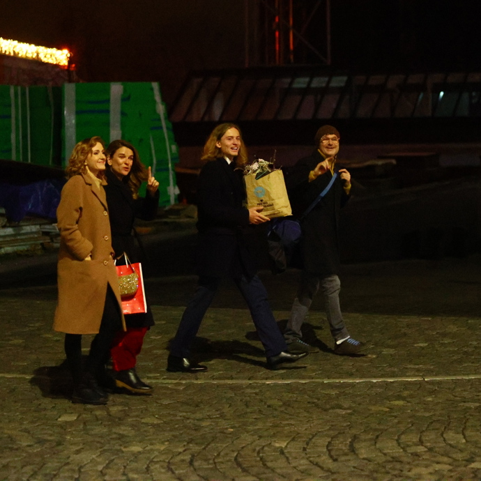 FOTO: Patrik Hartl odcházel v doprovodu své ženy, syna a taneční partnerky Terezy Pruckové. – stránka 5