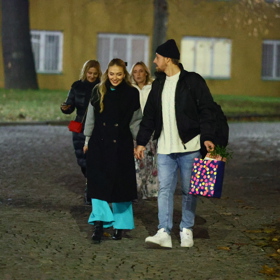 Martin Prágr odcházel po boku své přítelkyně.