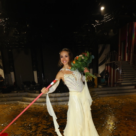 Lucie Vondráčková zametala s kyticí. 