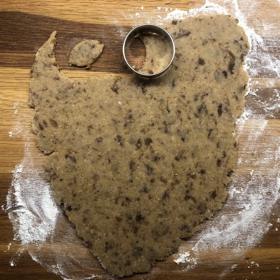 Na vále těsto lehce podsypávejte moukou, aby se k desce nepřilepilo. Pracuje se s ním velmi dobře. Měsíčky vykrajuji pomocí kolečka, vy samozřejmě můžete použít formičku, která už tvar měsíčku má, nebo můžete zkusit jakýkoli jiný tvar.