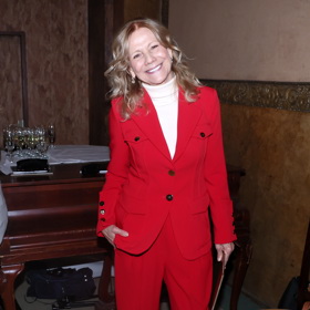 Zpěvačka si potrpí na ležérně elegantní outfit. A k podobnému looku si pomáhá třeba volbou pohodlných, ale stylových bílých tenisek k trendy kalhotovému kostýmu v zářivě červeném tónu.