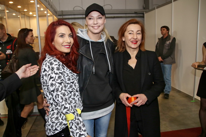 FOTO: Helena Zeťová s Evou Decastelo a Vandou Hybnerovou. – stránka 36