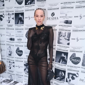 Sama návrhářka Zuzana Lešák Černá oblékla letos jeden ze svých odvážných průsvitných modelů vybavený rukávy napodobujícími rukavičky. 