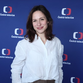 Herečka Veronika Khek Kubařová oblékla stylový trend podzimu a zimy.