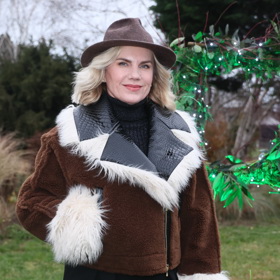 Zpěvačka Leona Machálková oblékla trendy zimy v podobě bundičky s kožešinovými prvky a klasického kloboučku.