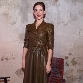 Slušivé koženkové midi šaty s nadýchanou sukní a zavinovacím prvkem oblékla na křest své nové knihy spisovatelka a herečka Marta Dancingerová