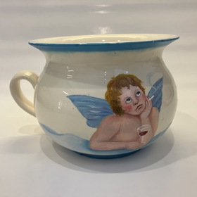 Andělský nočník Ivy Hüttnerové zdobí spokojení andělíčkové s vínem nebo s cigaretkou.