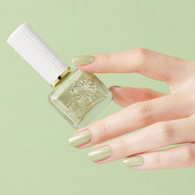 Vyhýbat se nemusíte ani variantě s metalickými odlesky, které letos dominují trendy manikúře na všech frontách.