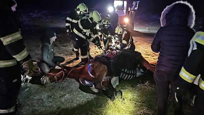 FOTO: Hasiči se během silvestrovské noci pokoušeli zachránit koně. Marně.