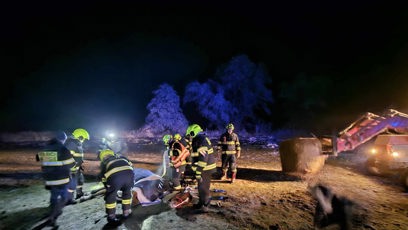 FOTO: Hasiči se během silvestrovské noci pokoušeli zachránit koně, který nešťastně upadl.