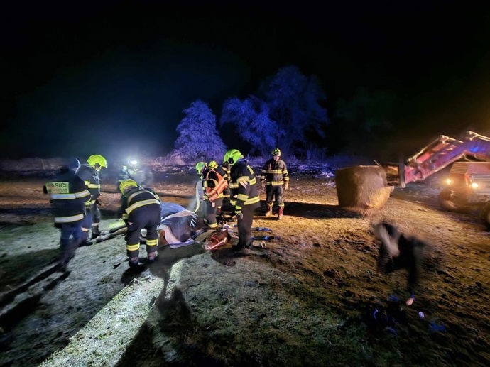 FOTO: Hasiči se během silvestrovské noci pokoušeli zachránit koně, který nešťastně upadl. – stránka 11