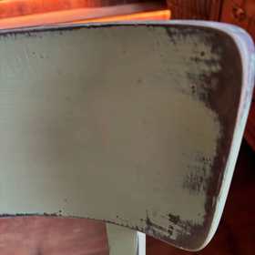 Je vidět, že židle mají to nejlepší za sebou.