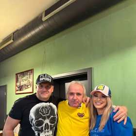 Marek Vít s manželkou a Ladislavem Vízkem. Rád se chlubí fotkami se slavnými osobnostmi.