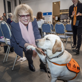 Herečka a spisovatelka Iva Hüttnerová podpořila výcvik vodicích pejsků.