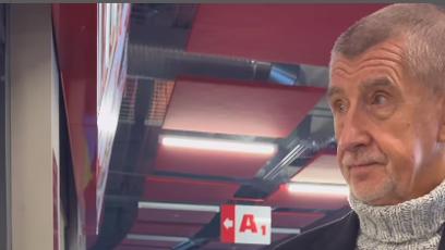 FOTO: Andrej Babiš si dal párek s hořčicí a chlebem.