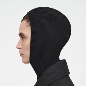 Jednoduchá přiléhavá kukla, COS, 750 Kč