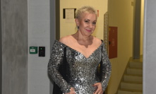 Eva Urbanová na sebe vzala stříbrno-černou róbu.