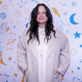 Jitka Čvančarová ozdobila svůj model tón v tónu oblíbeným detailem, šňůrou perel s uzlem.