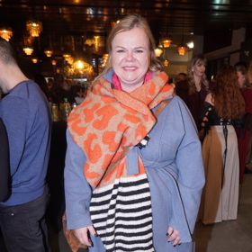 Sabina Remundová vyrazila na slavnostní premiéru v pestré vzorované šále a červených botkách. Základem outfitu přitom byl  elegantní šedý kabát.